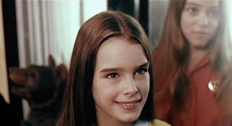 Look! It's Brooke Shields! Don't get too excited - she's about to peg it